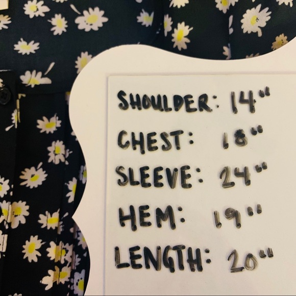 Mudd Black Daisy Scoop Button Front Cropped Blouse - Picture 9 of 9